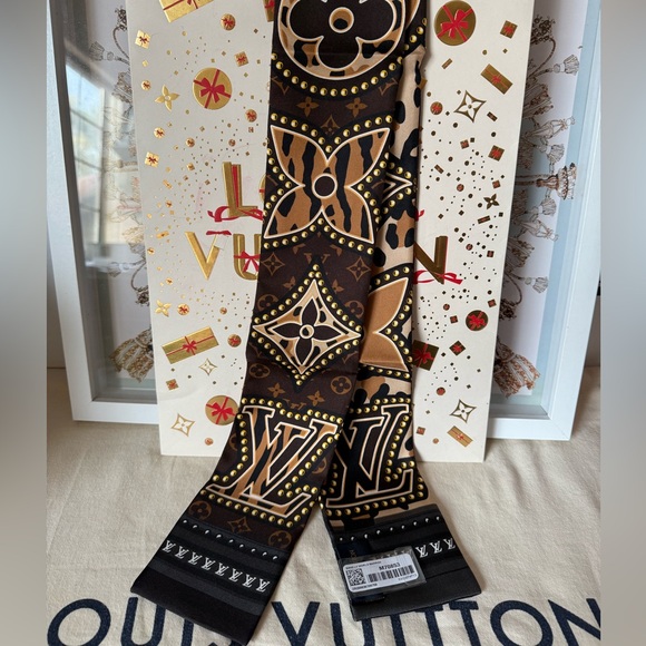 Louis Vuitton Silk Scarf Bandeau LV World Maroon New - Picture 6 of 15